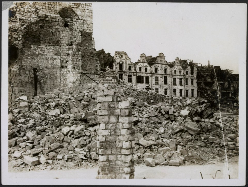 Outside Hotel de Ville, Arras, Bestanddeelnr 158-2804