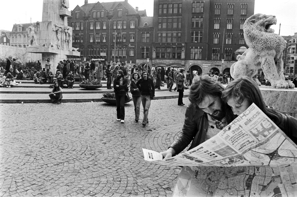 Paasdrukte in Amsterdam touristen bekijken kaart op Dam, Bestanddeelnr 928-5273