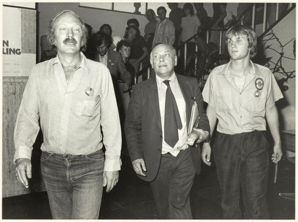 P.v.d.A. lijstrekker Joop den Uyl in de Coornhert Scholengemeenschap, met P.v.d.A. wethouder Ab van Schooten en diens zoon. NL-HlmNHA 54012275