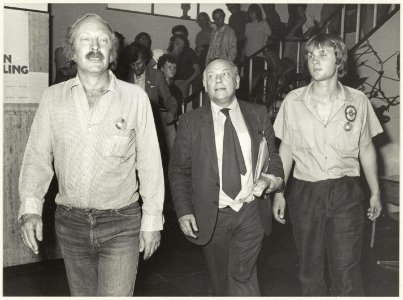 P.v.d.A. lijstrekker Joop den Uyl in de Coornhert Scholengemeenschap, met P.v.d.A. wethouder Ab van Schooten en diens zoon. NL-HlmNHA 54012275