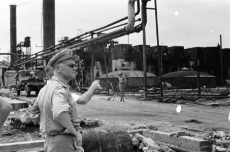 Padang. U-Brigade generaal Kruls en kolonel J.W. Sluyter op het terrein van e, Bestanddeelnr 4971