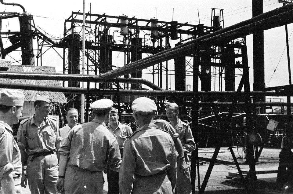 Padang. U-Brigade generaal Kruls en kolonel J.W. Sluyter op het terrein van e, Bestanddeelnr 4970