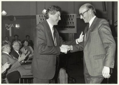 P.v.d.A. Partijleider Wim Kok feliciteert Tinus van de Water met zijn 25-jarig partijlidmaatschap, in hotel Die Raeckse. Raaks1-3, NL-HlmNHA 54020800