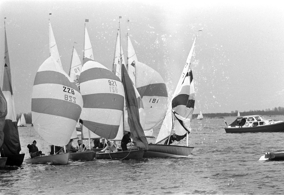 Paasregatta, zeilwedstrijden te Loosdrecht. Actiefotos tijdens zeilwedstrijden, Bestanddeelnr 921-2524
