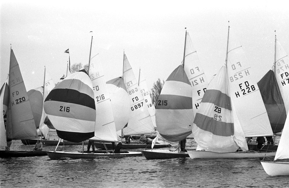 Paasregatta, zeilwedstrijden te Loosdrecht. Actiefotos tijdens zeilwedstrijden, Bestanddeelnr 921-2525