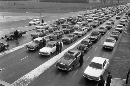Paasdrukte bij doorlaatpost Berg bij Zevenaar, autos zes rijen dik, Bestanddeelnr 919-0116