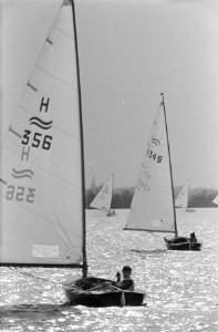 Paasregatta, zeilwedstrijden te Loosdrecht. Sfeervolle plaat van Flying Dutchman, Bestanddeelnr 921-2517