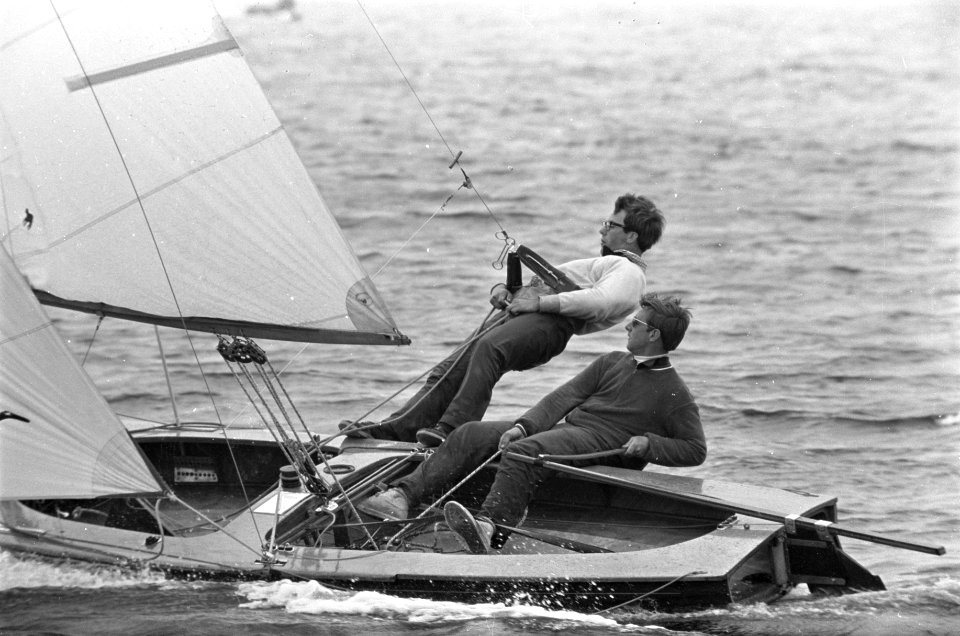 Paasregatta, zeilwedstrijden te Loosdrecht. Bemanning van Flying Dutchman in act, Bestanddeelnr 921-2515