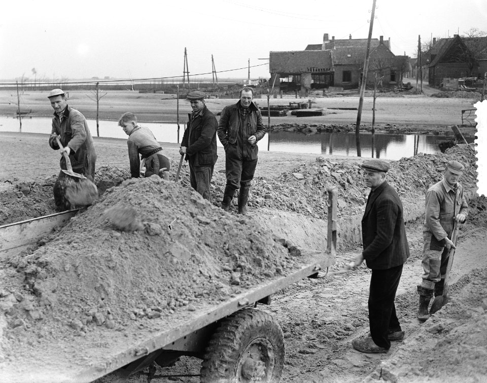 Ouwerkerk weer over land bereikbaar, terugkeer van families, Bestanddeelnr 906-2050