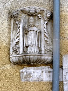 Ourches-sur-Meuse (Meuse) sculpture St.Pierre sur façade maison