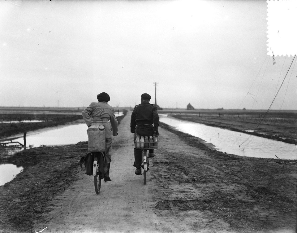 Ouwerkerk weer over land bereikbaar, terugkeer van families, Bestanddeelnr 906-2048