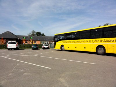 Ourville-en-Caux (Seine-Mar.) car scolaire CdC de la Côte d'Albâtre et école