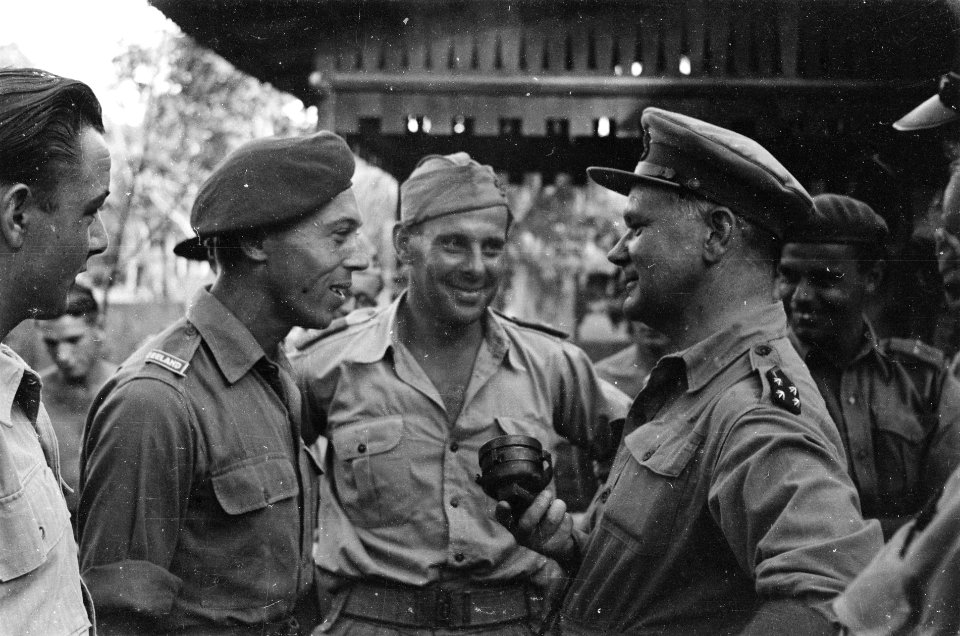 Padang. U-Brigade Generaal Kruls spreekt met oorlogsvrijwilligers van het bat, Bestanddeelnr 4938