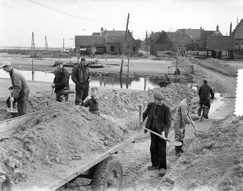 Ouwerkerk weer over land bereikbaar, terugkeer van families. Werkzaamheden aan d, Bestanddeelnr 906-2057
