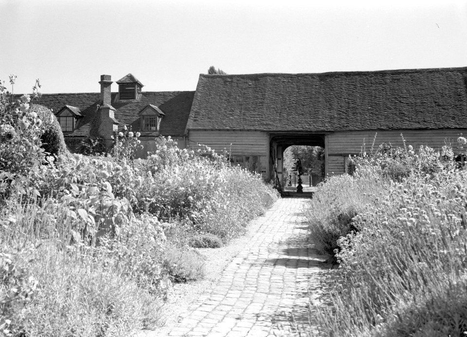 Pad met begroeide borders dat leidt naar de schuur van Shoppenhanger Manor, Bestanddeelnr 254-2711