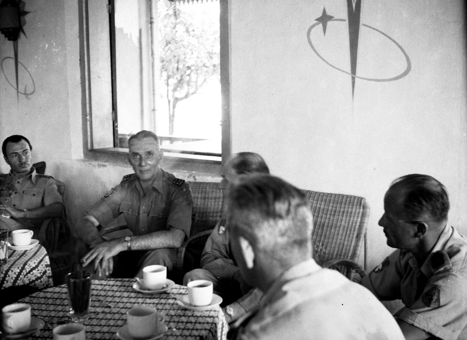 Padang. Woensdag 2 juni 1948 arriveerde te Padang de Kwartiermeester-Generaal in, Bestanddeelnr 13736