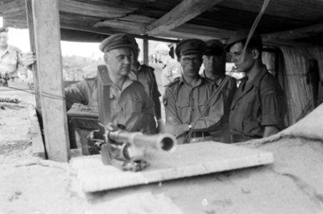 Padang. U-Brigade generaal Kruls in een wacht- of observatiepost, Bestanddeelnr 4966