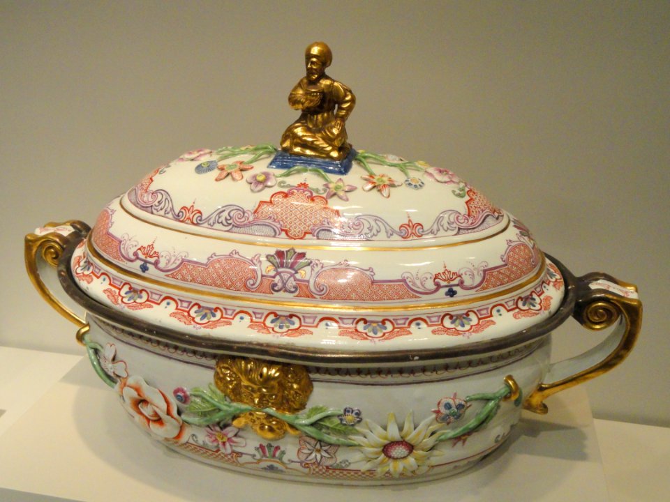 Oval Tureen, 1730-1735, Du Paquier Porcelain Manufactory, Vienna, porcelain, enamels, gilding - Art Institute of Chicago - DSC00016