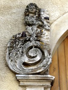 Ourches-sur-Meuse (Meuse) porte maison, sculpture à gauche