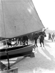 Paard met een arrenslee op het ijs tussen de ijszeilboten op de Gouwzee, Bestanddeelnr 189-1078