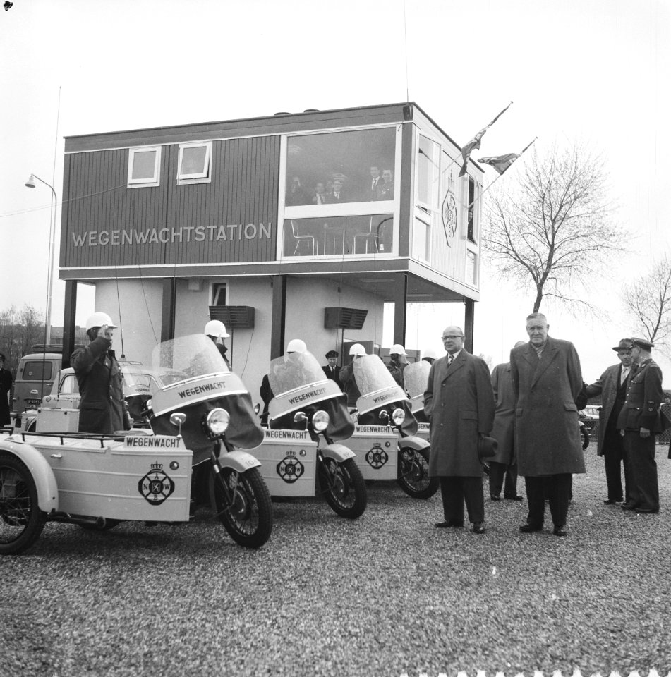 Overzicht van de opgestelde wegenwachters, Minister Korthals inspecteert de wege, Bestanddeelnr 911-1980