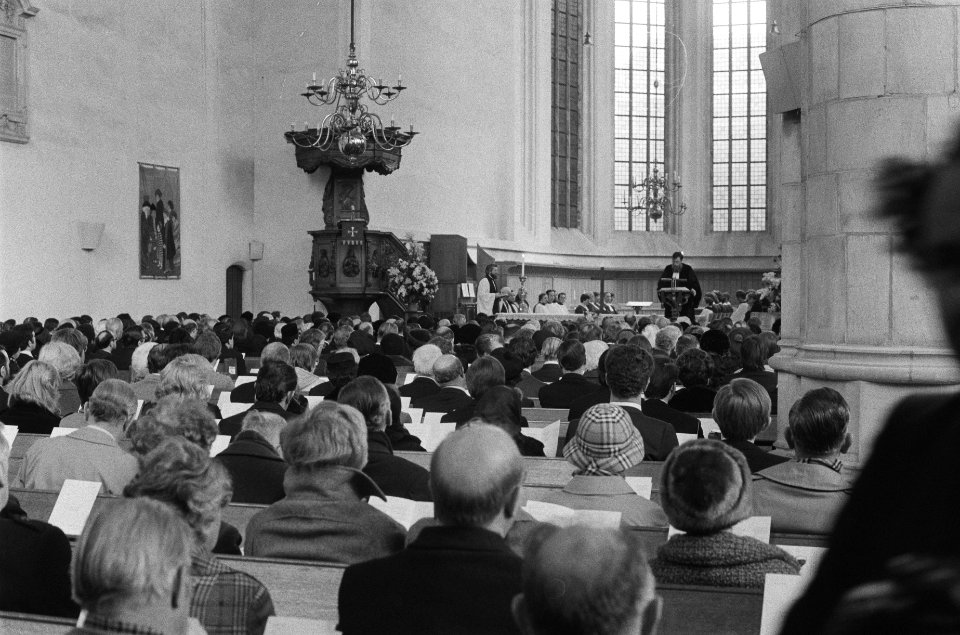 Overzicht van de kerk tijdens de dienst, Bestanddeelnr 930-1888
