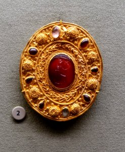 Oval brooch with intaglio of Athena, Sarmatian, c. 100 BC, gold, carnelian, garnet, rock crystal, glass - Morgan Library & Museum - New York City - DSC06631