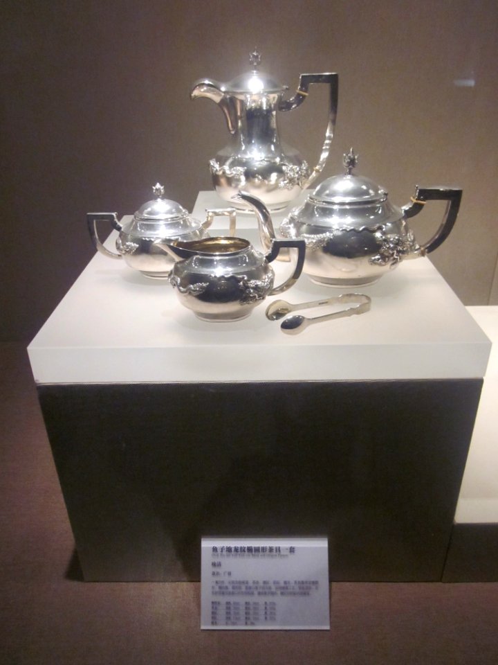 Oval Tea Set with Fish-roe Mark and Dragon Pattern, the late Qing Dynasty, Changsha Museum