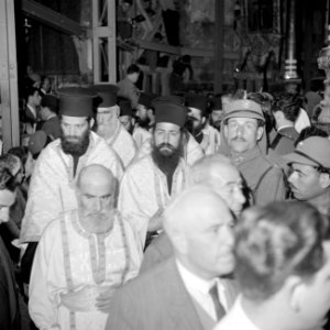 Paasviering Patriarch en priesters in de Heilige Graf kerk, Bestanddeelnr 255-5244