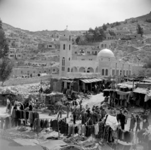Overzicht van een kledingmarkt aan de rand van de stad Amman, Bestanddeelnr 255-5029
