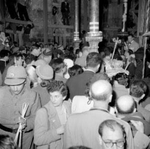 Paasviering. Gelovigen in de Heilige Graf kerk. Ontsteken van het Paasvuur, Bestanddeelnr 255-5242