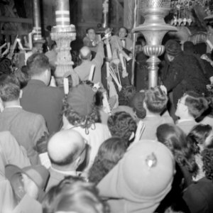 Paasviering. Gelovigen in de Heilige Graf kerk. Ontsteken van het Paasvuur, Bestanddeelnr 255-5240