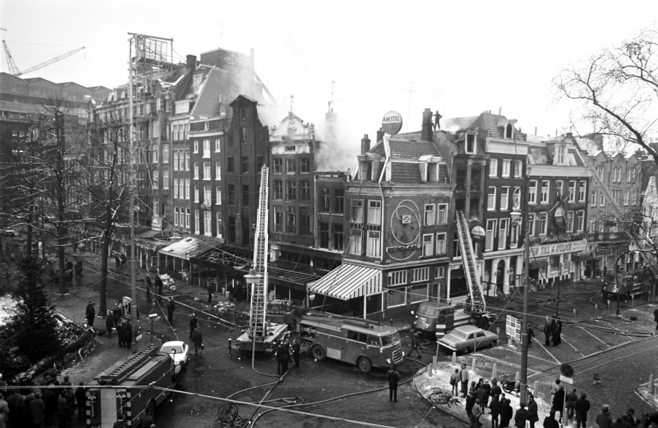Overzicht van de verwoeste hoek Rembrandtplein na de brand, Bestanddeelnr 921-9784