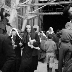 Paasviering. Vrouwelijke gelovigen met hun kaarsen in de hand verlaten de Heilig, Bestanddeelnr 255-5250