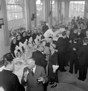 Overzicht van de zaal tijdens receptie, links zes serveersters op een rij, Bestanddeelnr 255-8477