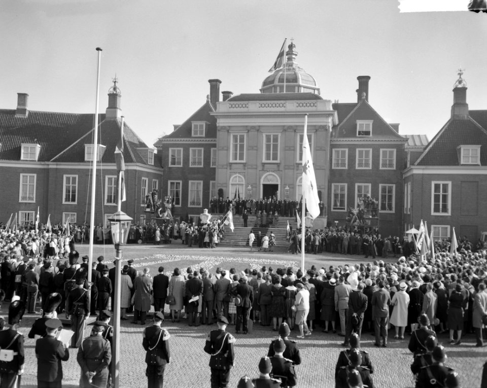 Overzicht van de voorbijtrekkende menigte, Bestanddeelnr 912-1849