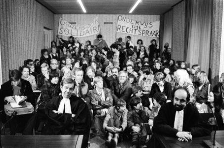 Overzicht van de zeer drukke rechtszaak. Links mr. W.D.T.D. Wiarda (Gemeente Ams, Bestanddeelnr 932-4011