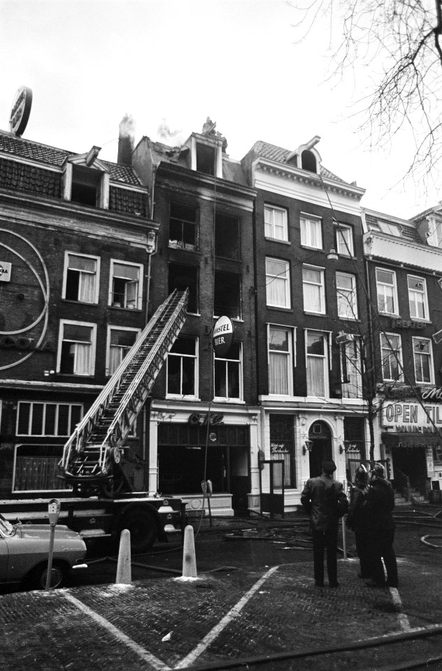 Overzicht van de verwoeste hoek Rembrandtplein na de brand, Bestanddeelnr 921-9787