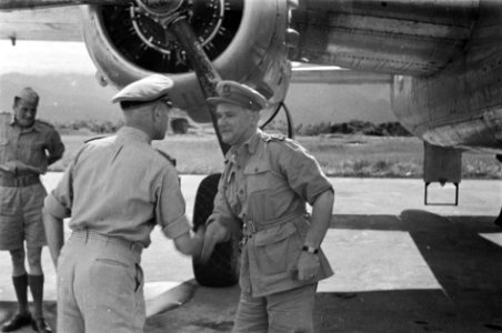 Padang. U-Brigade Generaal Kruls schudt de hand van kolonel J.W. Sluyter op h, Bestanddeelnr 4958