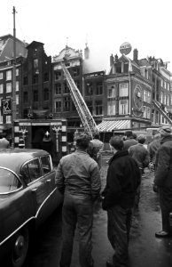 Overzicht van de verwoeste hoek Rembrandtplein na de brand, Bestanddeelnr 921-9786