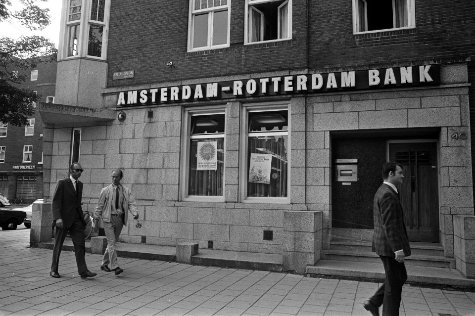 Overval op AMRO-kantoor op Valeriusplein te Amsterdam, het AMRO-kantoor, Bestanddeelnr 925-8592