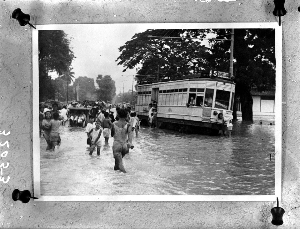 Overstromingen op 18 januari in Batavia. Tram, Bestanddeelnr 903-2053
