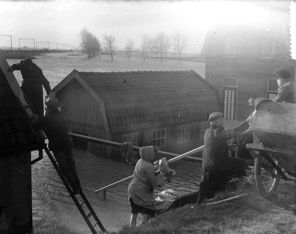 Overstromingsplaatsjes exclusieven. Evacuatie te Wieldrecht, Bestanddeelnr 905-5189