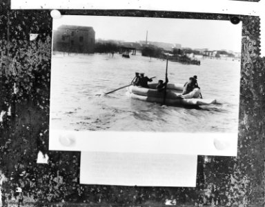Overstromingen in Spanje, soldaten in rubberboten, Bestanddeelnr 911-9418