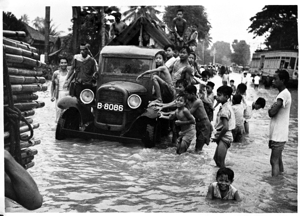 Overstromingen op 18 januari 1949 in Batavia. Auto met jeugd, Bestanddeelnr 903-2052