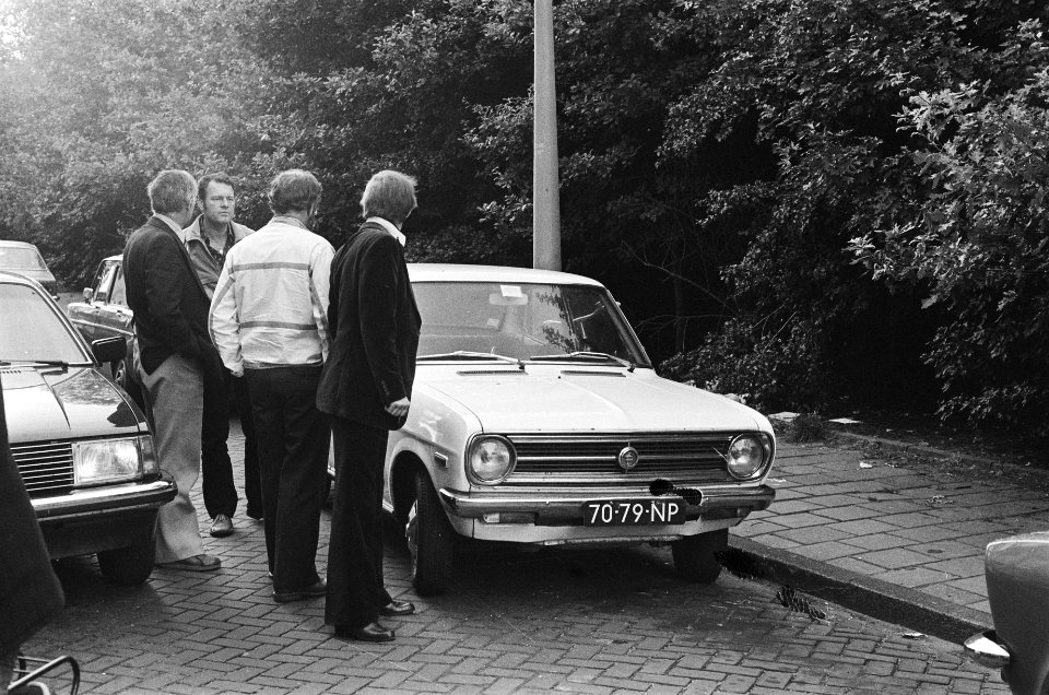 Overval girohouder op Hoofdweg politie bij auto overvall, Bestanddeelnr 929-8900
