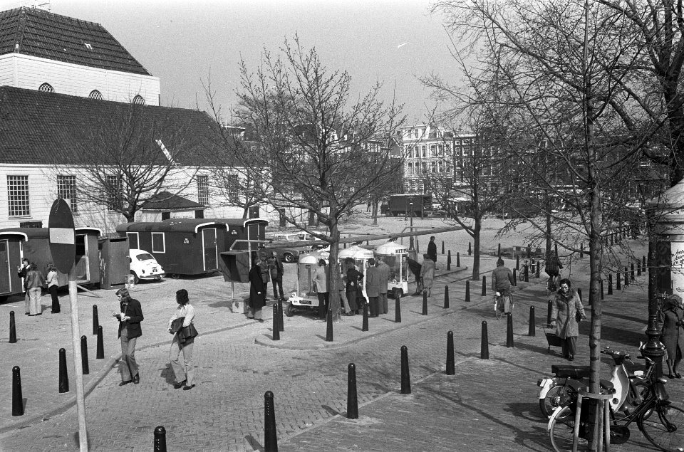 Overzicht Amstelveld met witkarstation en markt, Bestanddeelnr 927-0836