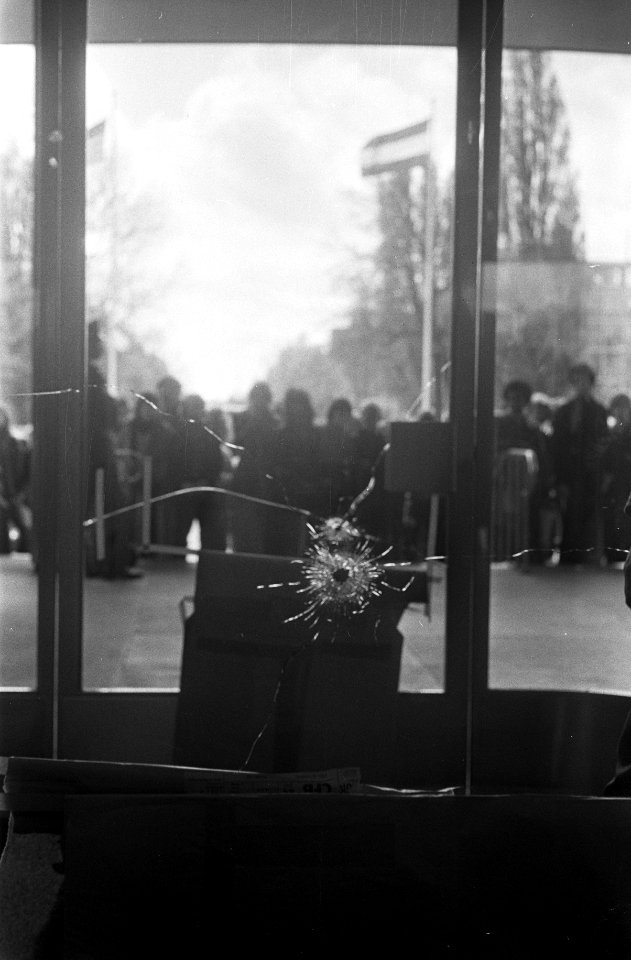Overval en schietpartij bij Hiltonhotel, kogelgaten in deuren Hilton, Bestanddeelnr 926-4003