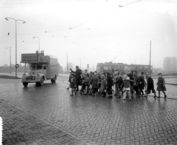 Overzetting door politie van kinderen bij nieuwe brug, Bestanddeelnr 906-3721