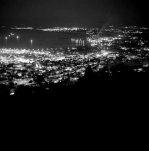 Overzicht van de stad Haifa en de haven, bij avond gezien vanaf de Panorama Road, Bestanddeelnr 255-2066
